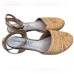 Max Muxun Yellow Leather Sandals. Size 41.